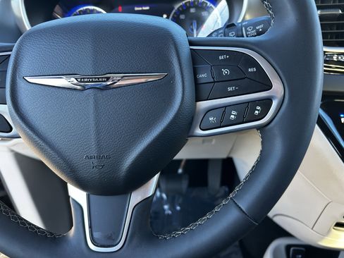 Certified 2024 Chrysler Pacifica Touring-L image 24