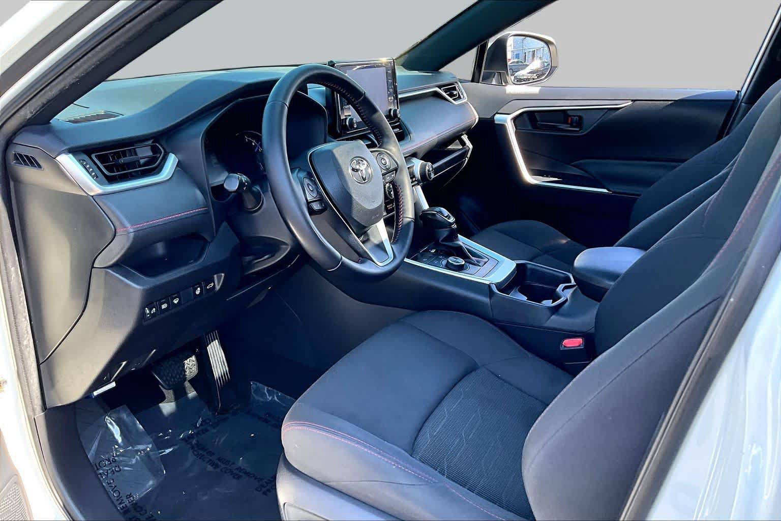 Used 2021 Toyota RAV4 SE w/ Weather & Moonroof Package AWD/4WD image 32