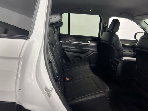 Used 2023 Jeep Grand Cherokee Limited image 29