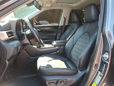 Used 2023 Toyota Highlander XLE FWD image 15
