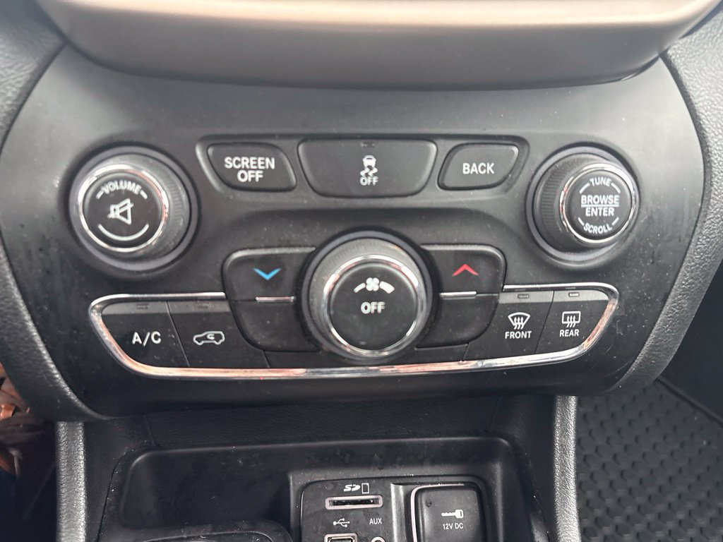 Used 2017 Jeep Cherokee Latitude w/ Cold Weather Group AWD/4WD image 26