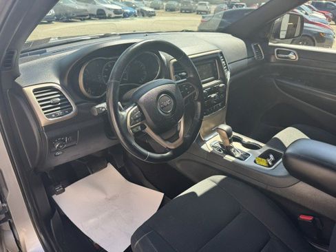 Used 2017 Jeep Grand Cherokee Laredo w/ Quick Order Package 23E image 9