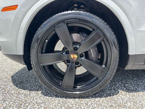 Used 2023 Porsche Cayenne AWD/4WD image 30