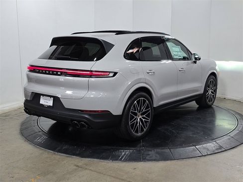 Certified 2025 Porsche Cayenne image 7