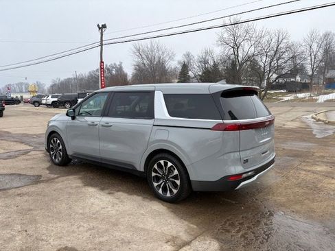 Used 2023 Kia Carnival EX image 6