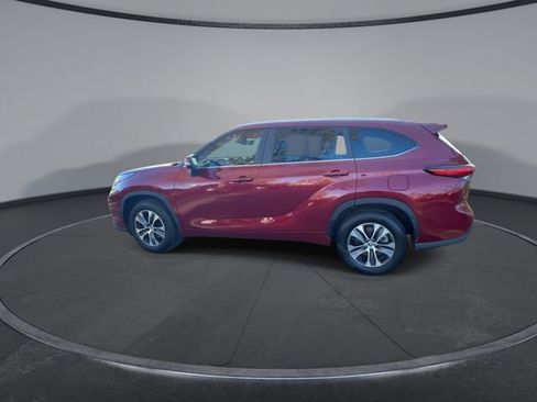 Used 2023 Toyota Highlander XLE image 9