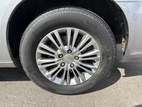Used 2014 Chrysler Town & Country Touring-L w/ Driver Convenience Group FWD image 11