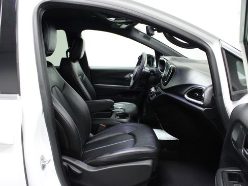 Used 2025 Chrysler Pacifica Select image 17