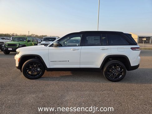 New 2025 Jeep Grand Cherokee Limited image 4