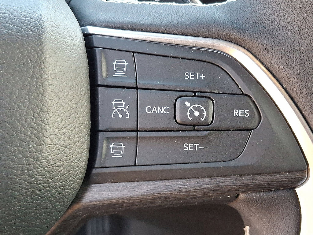 Certified 2025 Jeep Grand Cherokee Limited w/ Trailer Tow Package AWD/4WD image 24