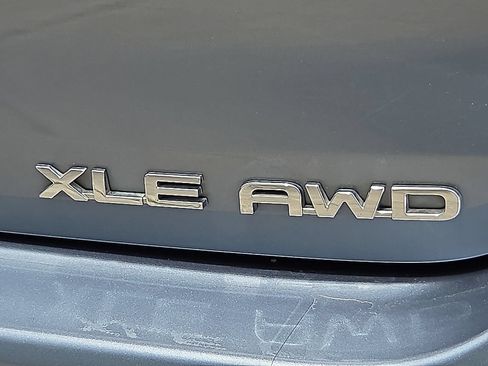 Used 2023 Toyota Highlander XLE AWD/4WD image 9