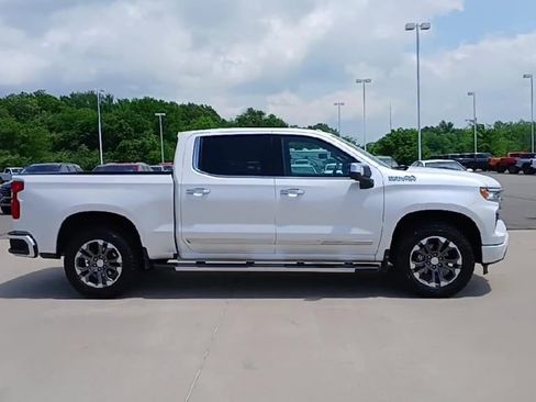 Used 2024 Chevrolet Silverado 1500 High Country w/ Z71 Off-Road Package AWD/4WD image 9
