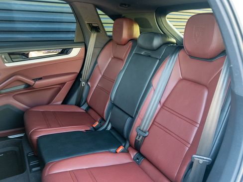Certified 2024 Porsche Cayenne AWD/4WD image 35