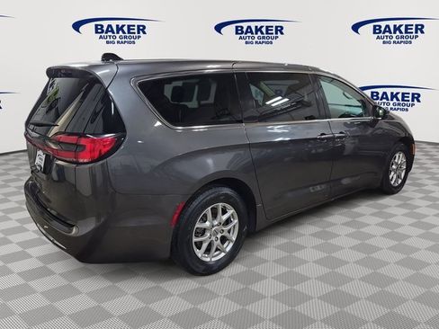 Used 2023 Chrysler Pacifica Touring-L image 5