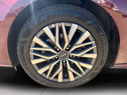 Used 2025 Nissan Altima 2.5 SV FWD image 11