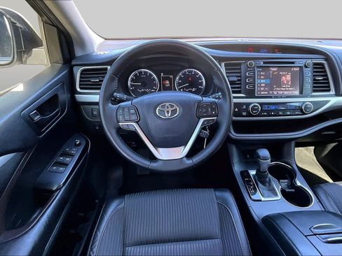 Used 2017 Toyota Highlander Plus FWD image 6