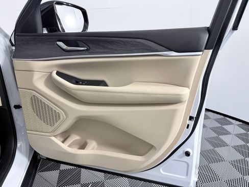 Used 2023 Jeep Grand Cherokee L Limited w/ Luxury Tech Group II image 10