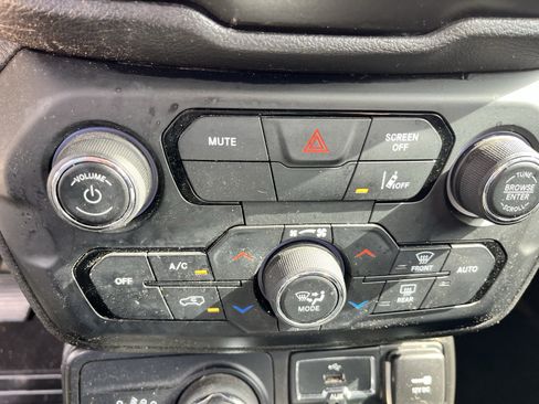Used 2022 Jeep Renegade Latitude AWD/4WD image 16