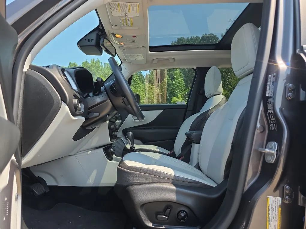 Used 2018 Jeep Renegade Limited w/ UConnect 8.4 Nav Group FWD image 15