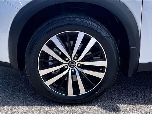 Certified 2025 Nissan Pathfinder Platinum image 32