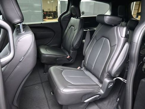 New 2026 Chrysler Pacifica Select AWD/4WD image 10