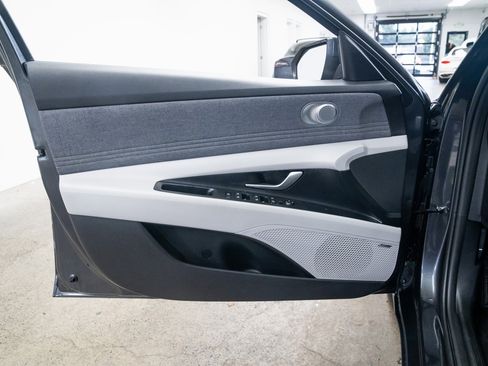 Used 2021 Hyundai Elantra Limited image 17