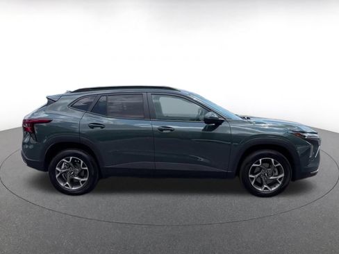 Used 2025 Chevrolet Trax LT w/ LT Convenience Package FWD image 13