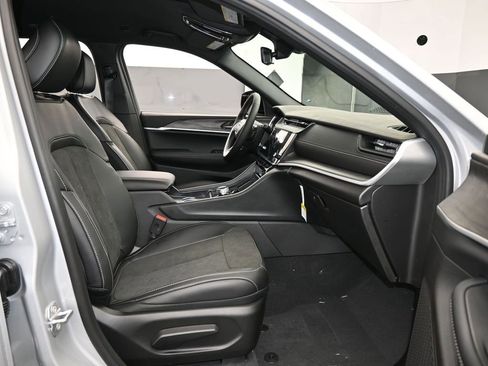 New 2026 Jeep Grand Cherokee Altitude image 37