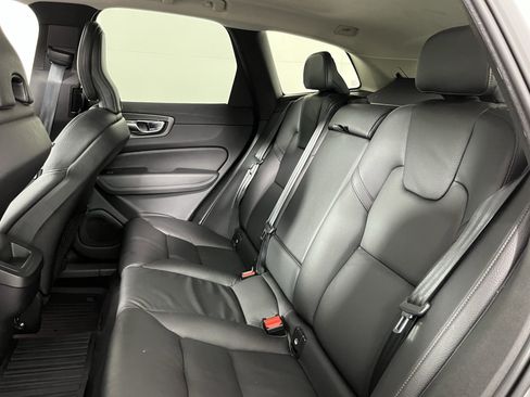 Used 2022 Volvo XC60 B5 Momentum image 13