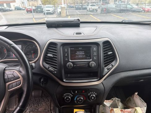 Used 2018 Jeep Cherokee Latitude w/ Altitude Package image 11