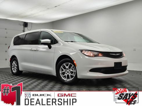 Used 2023 Chrysler Voyager LX image 1