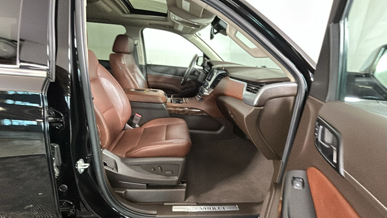 Used 2020 Chevrolet Tahoe Premier AWD/4WD image 37