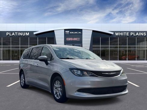 Used 2022 Chrysler Voyager LX image 1