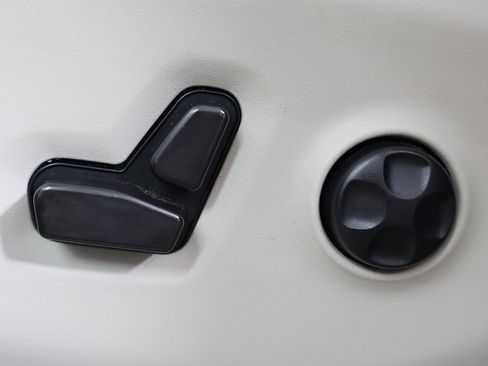 Used 2021 Chrysler Pacifica Touring-L image 25