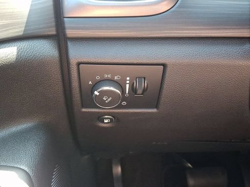Used 2019 Jeep Grand Cherokee Laredo AWD/4WD image 23