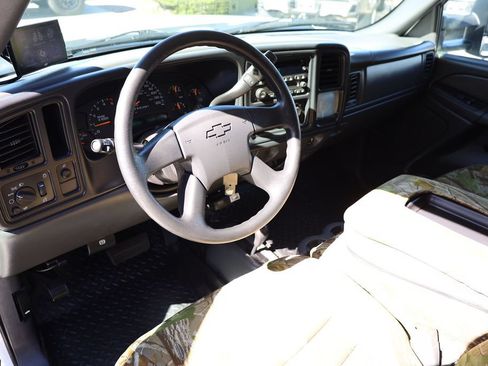 Used 2007 Chevrolet Silverado 2500 W/T w/ Heavy-Duty Power Package AWD/4WD image 12
