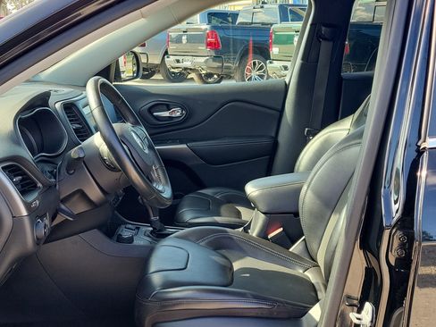 Used 2019 Jeep Cherokee Latitude Plus w/ Cold Weather Group AWD/4WD image 22