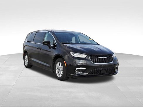 Used 2023 Chrysler Pacifica Touring-L image 1