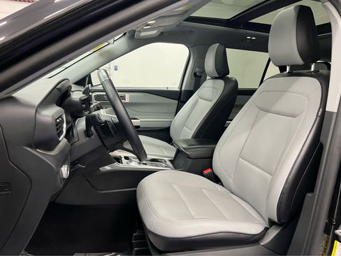 Used 2021 Ford Explorer XLT w/ Equipment Group 202A image 11