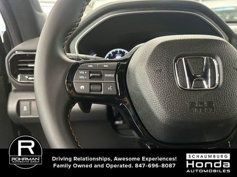 Used 2025 Honda Pilot Sport image 12
