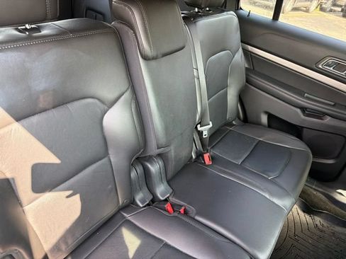 Used 2018 Ford Explorer XLT w/ Equipment Group 202A AWD/4WD image 7