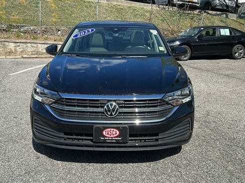 Used 2023 Volkswagen Jetta SE w/ Panoramic Sunroof Package FWD image 3