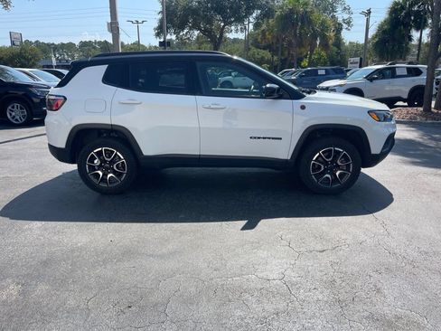 Used 2025 Jeep Compass Trailhawk AWD/4WD image 7
