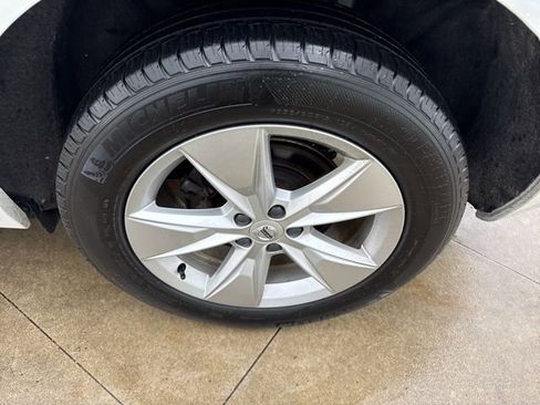 Used 2022 Volvo XC60 B5 Momentum image 12