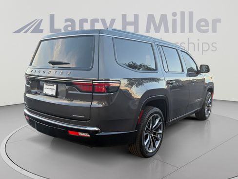 Used 2022 Jeep Wagoneer Series III w/ Premium Group I AWD/4WD image 5