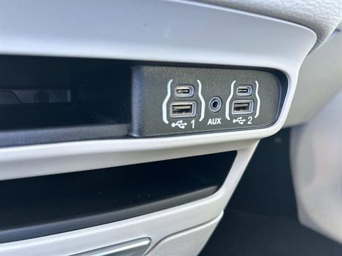 Used 2024 Chrysler Pacifica Select image 33