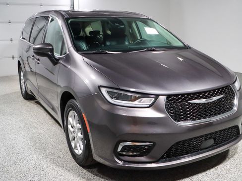 Used 2023 Chrysler Pacifica Touring-L image 5