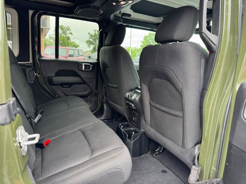 Used 2022 Jeep Wrangler Unlimited Sahara AWD/4WD image 16