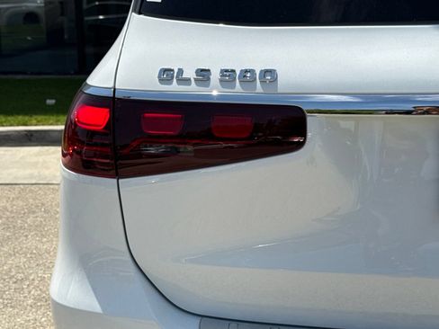 Used 2025 Mercedes-Benz GLS 580 4MATIC image 10