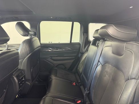 Used 2023 Jeep Grand Cherokee Altitude RWD image 7